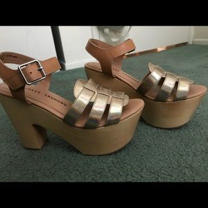 Chinese Laundry wooden platform sandal heels NWT